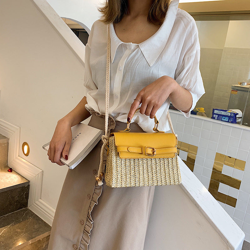 Bolso de mano pequeño de verano con estampado tejido.
