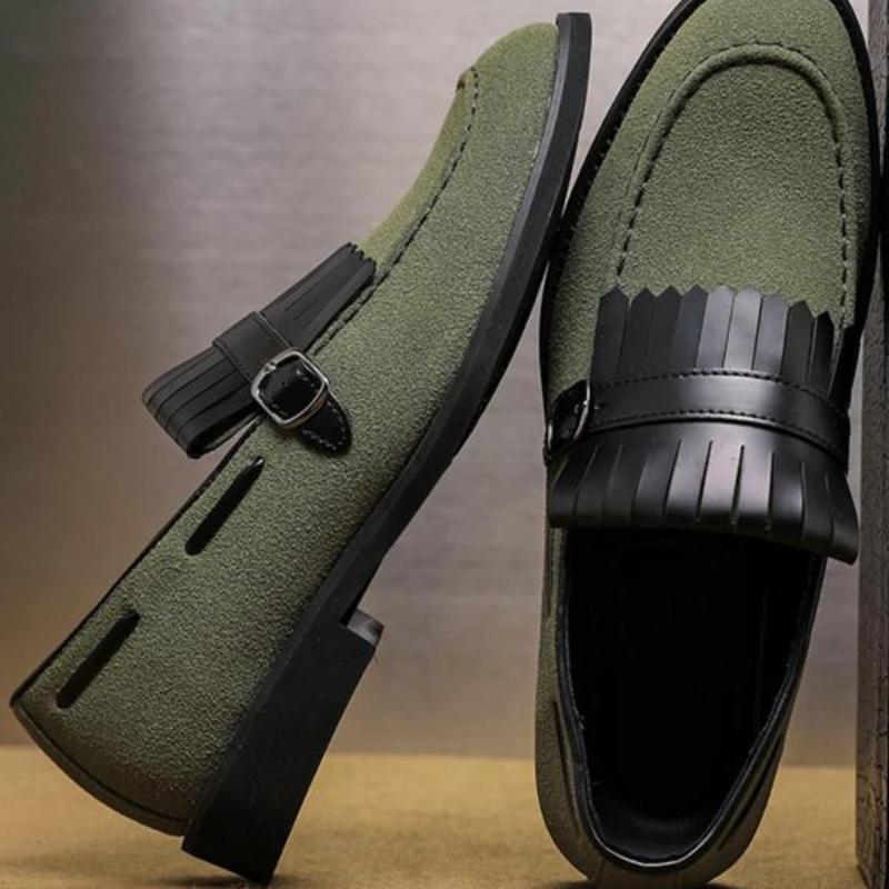 Zapatos mocasines de hombre de color liso con detalles de borlas.