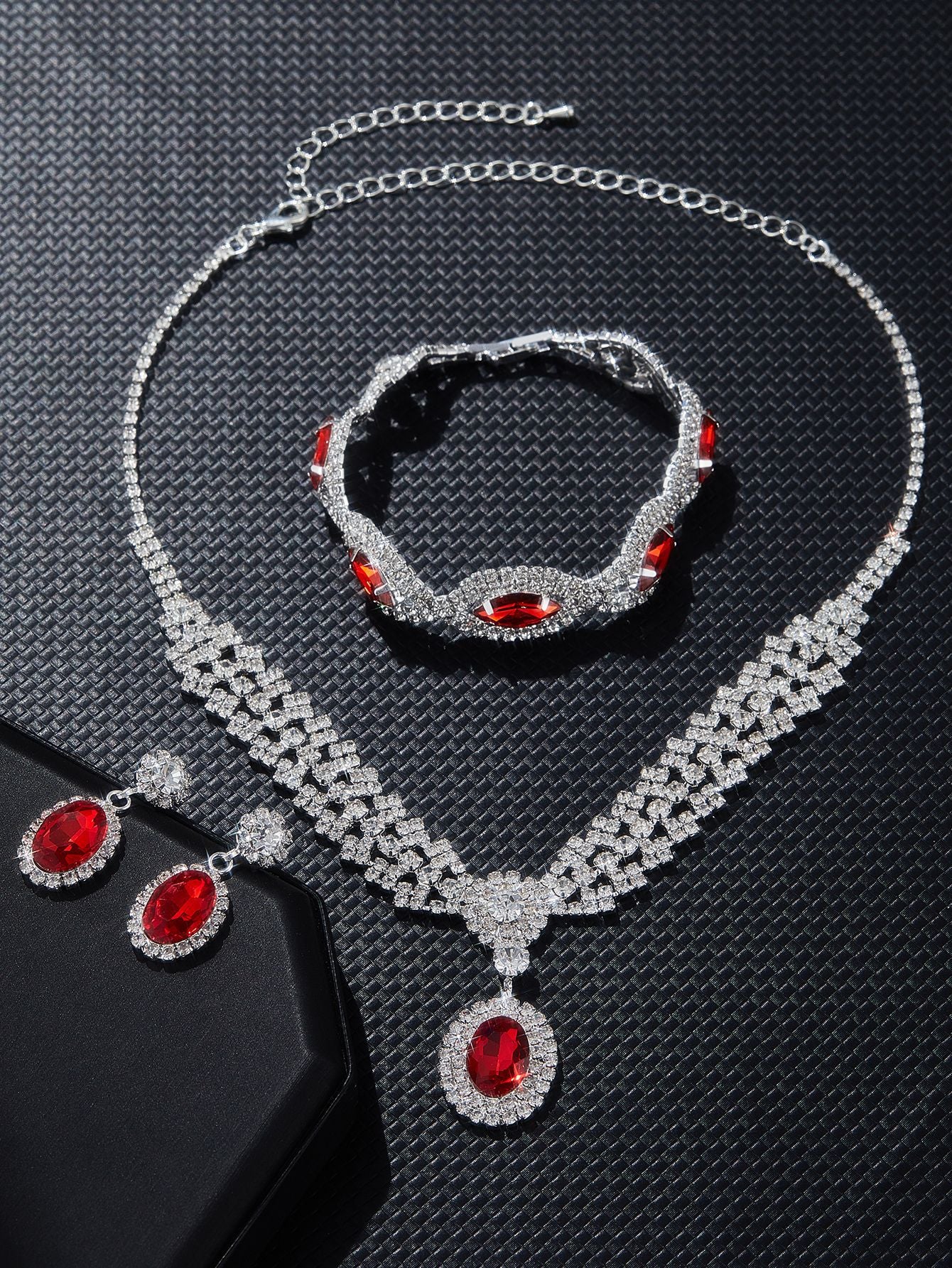 Elegante collar de zafiros de lujo con pendientes y pulsera.