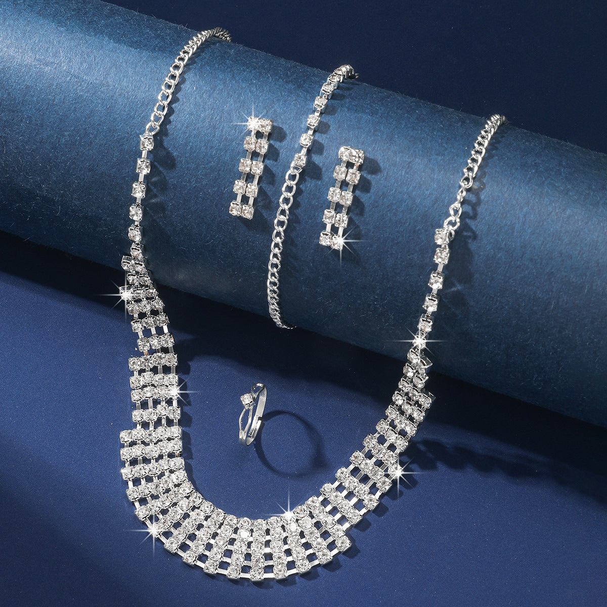 Conjunto de cuatro piezas de collar, pulsera, pendientes y anillos con cadena de garra