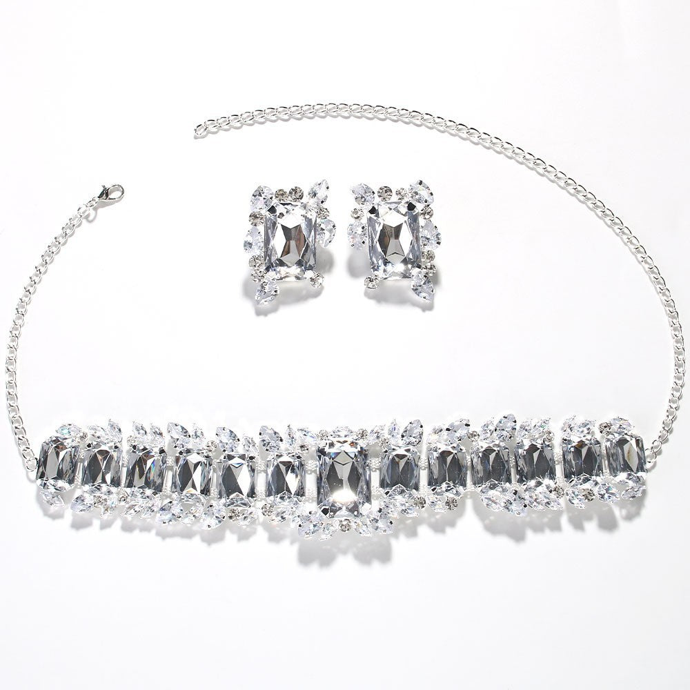 Conjunto de joyería de lujo ligero con collar y pendientes cuadrados de cristal geométrico.