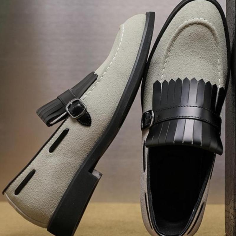 Mocassins pour hommes de couleur unie avec détails à pompons