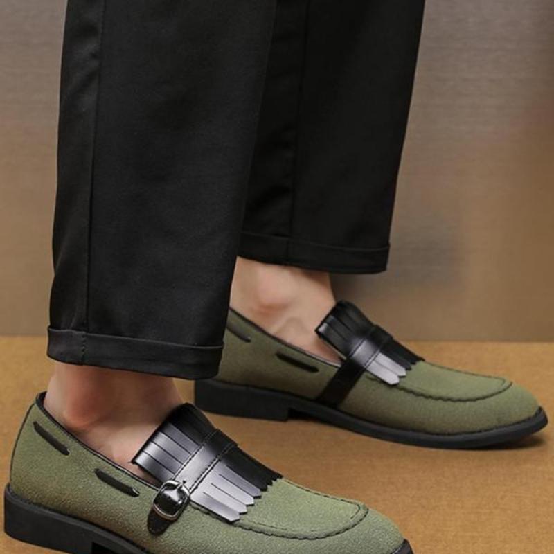Mocassins pour hommes de couleur unie avec détails à pompons