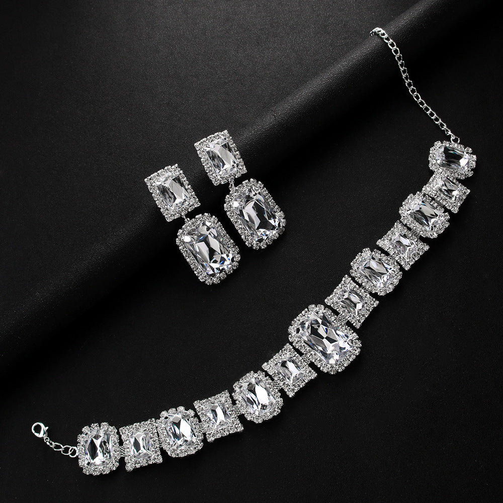 Conjunto de joyería de lujo ligero con collar y pendientes cuadrados de cristal geométrico.