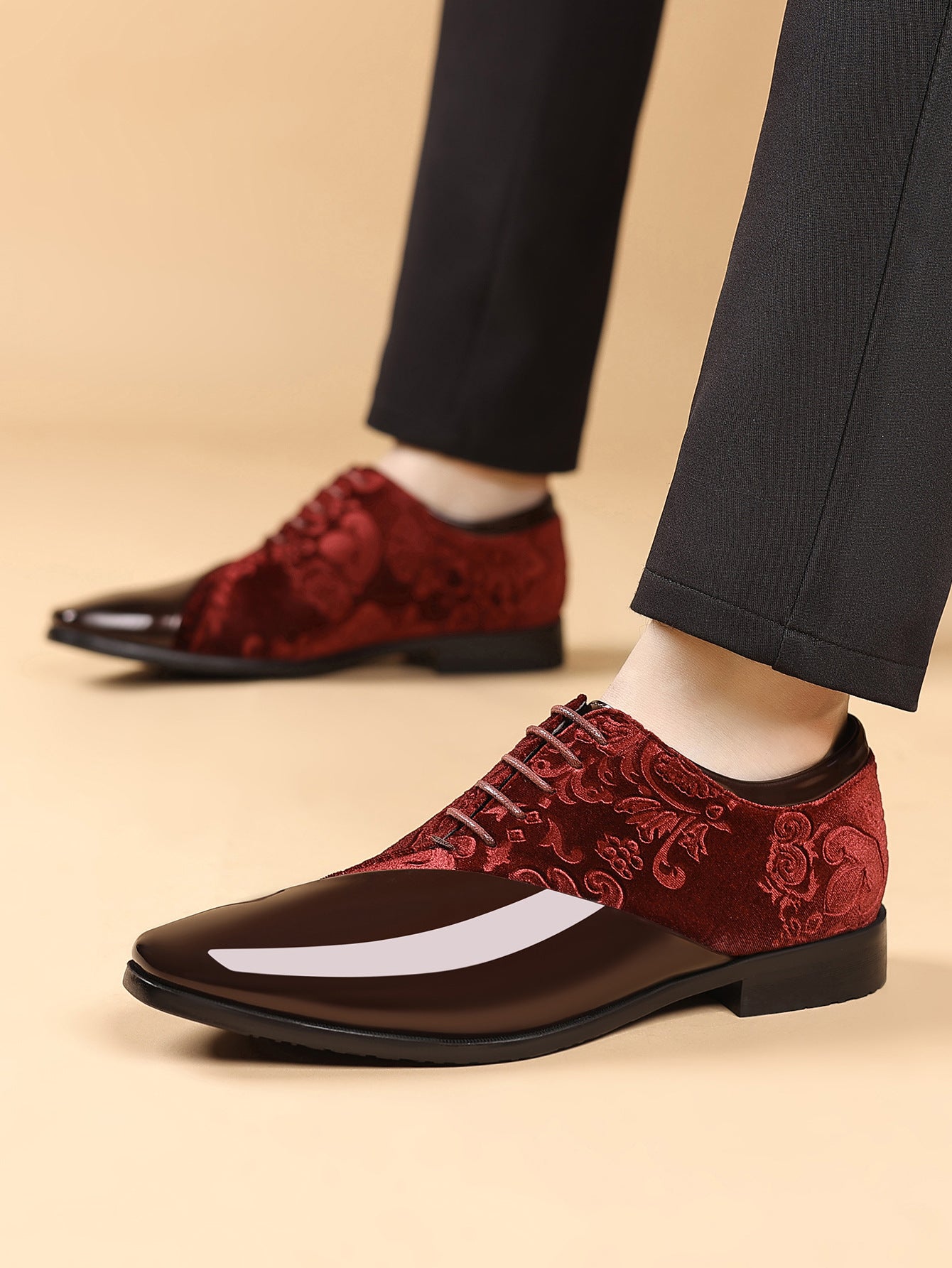 Shiny Pointed-Toe Leather Shoes for a Stylish Business Look