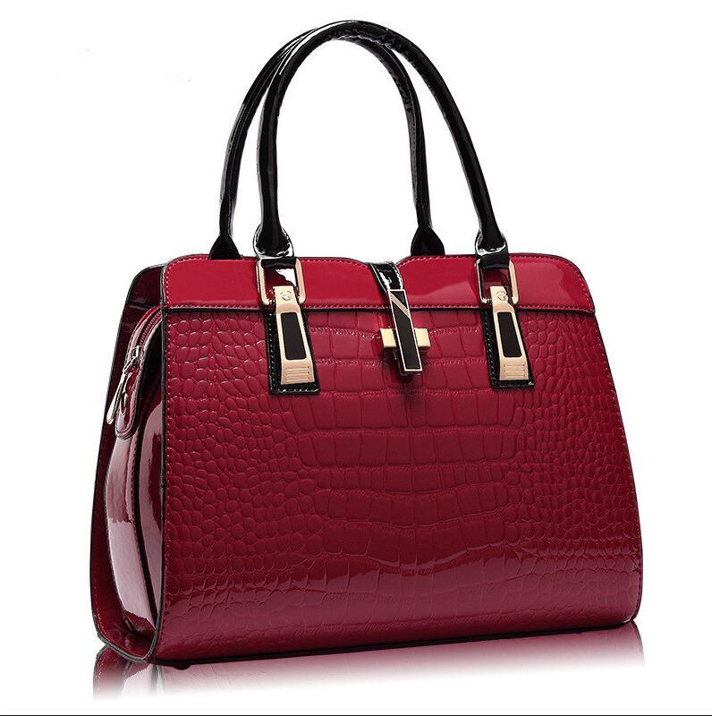 Bolso de mano de lujo con estampado de cocodrilo y múltiples opciones de color.
