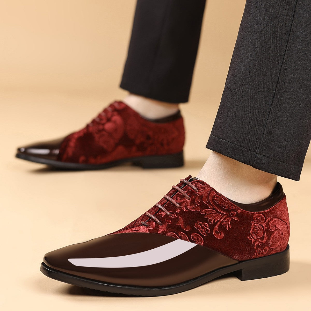 Shiny Pointed-Toe Leather Shoes for a Stylish Business Look
