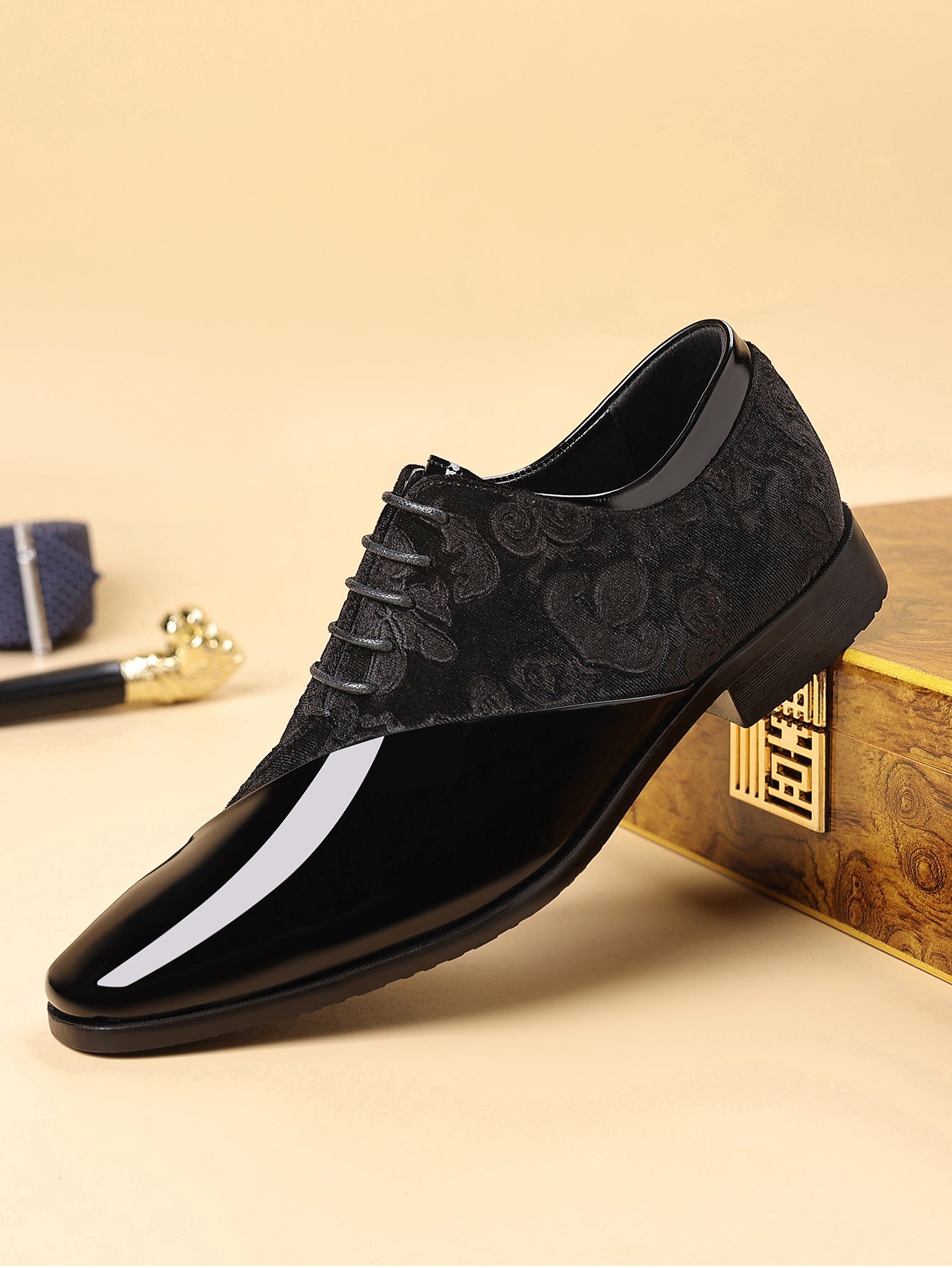 Shiny Pointed-Toe Leather Shoes for a Stylish Business Look