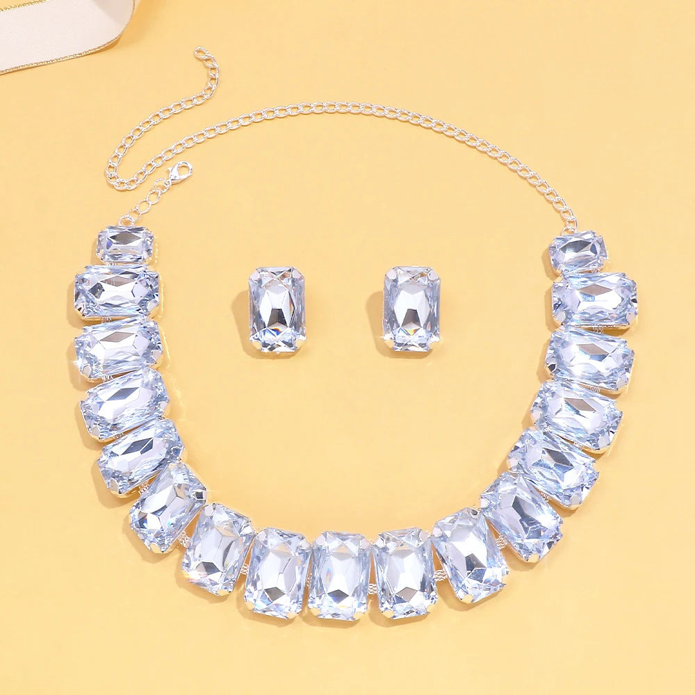 Conjunto de joyería de lujo ligero con collar y pendientes cuadrados de cristal geométrico.