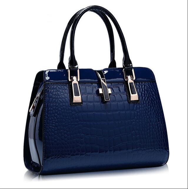 Bolso de mano de lujo con estampado de cocodrilo y múltiples opciones de color.