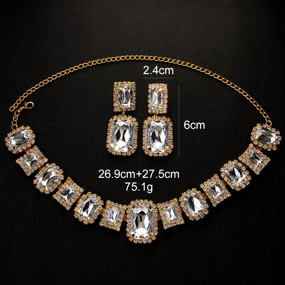 Conjunto de joyería de lujo ligero con collar y pendientes cuadrados de cristal geométrico.
