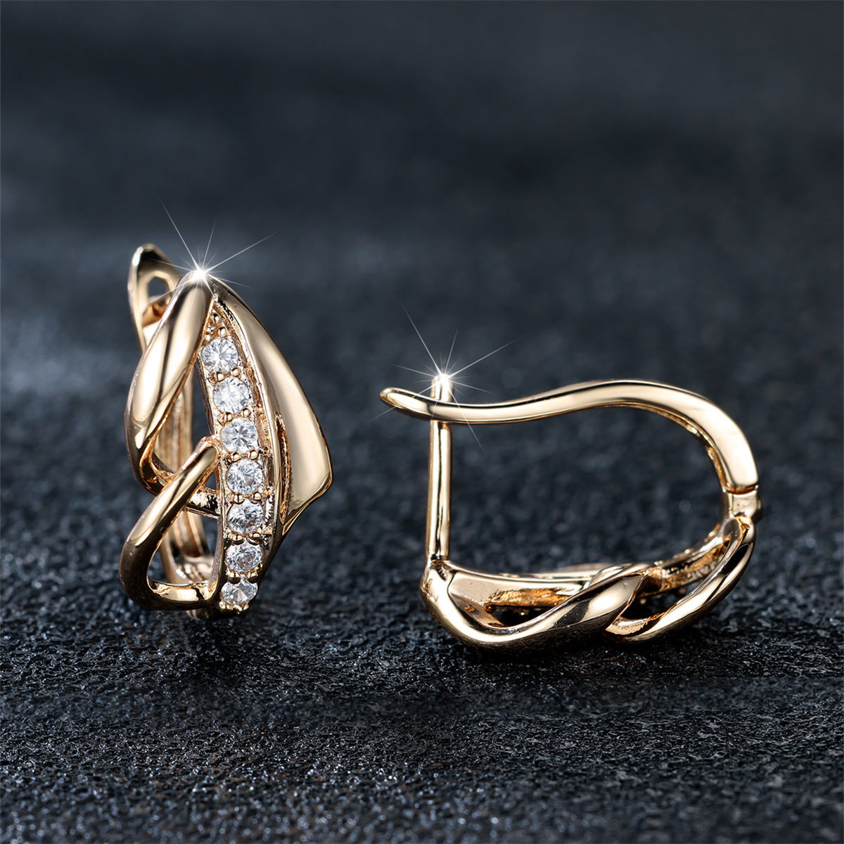 Round White Diamond Ear Clip - Minimalist Light Luxury Arrow Design