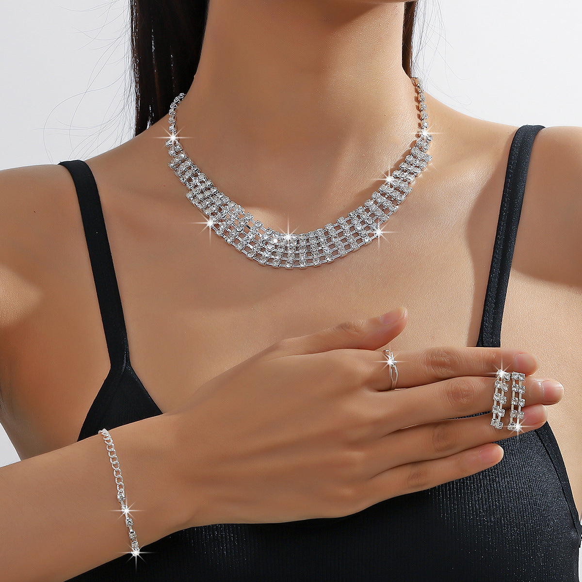 Conjunto de cuatro piezas de collar, pulsera, pendientes y anillos con cadena de garra