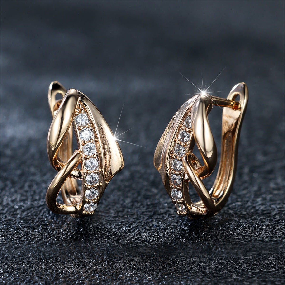 Round White Diamond Ear Clip - Minimalist Light Luxury Arrow Design