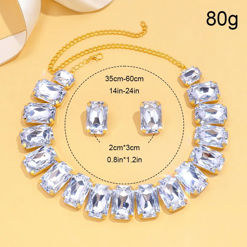 Conjunto de joyería de lujo ligero con collar y pendientes cuadrados de cristal geométrico.