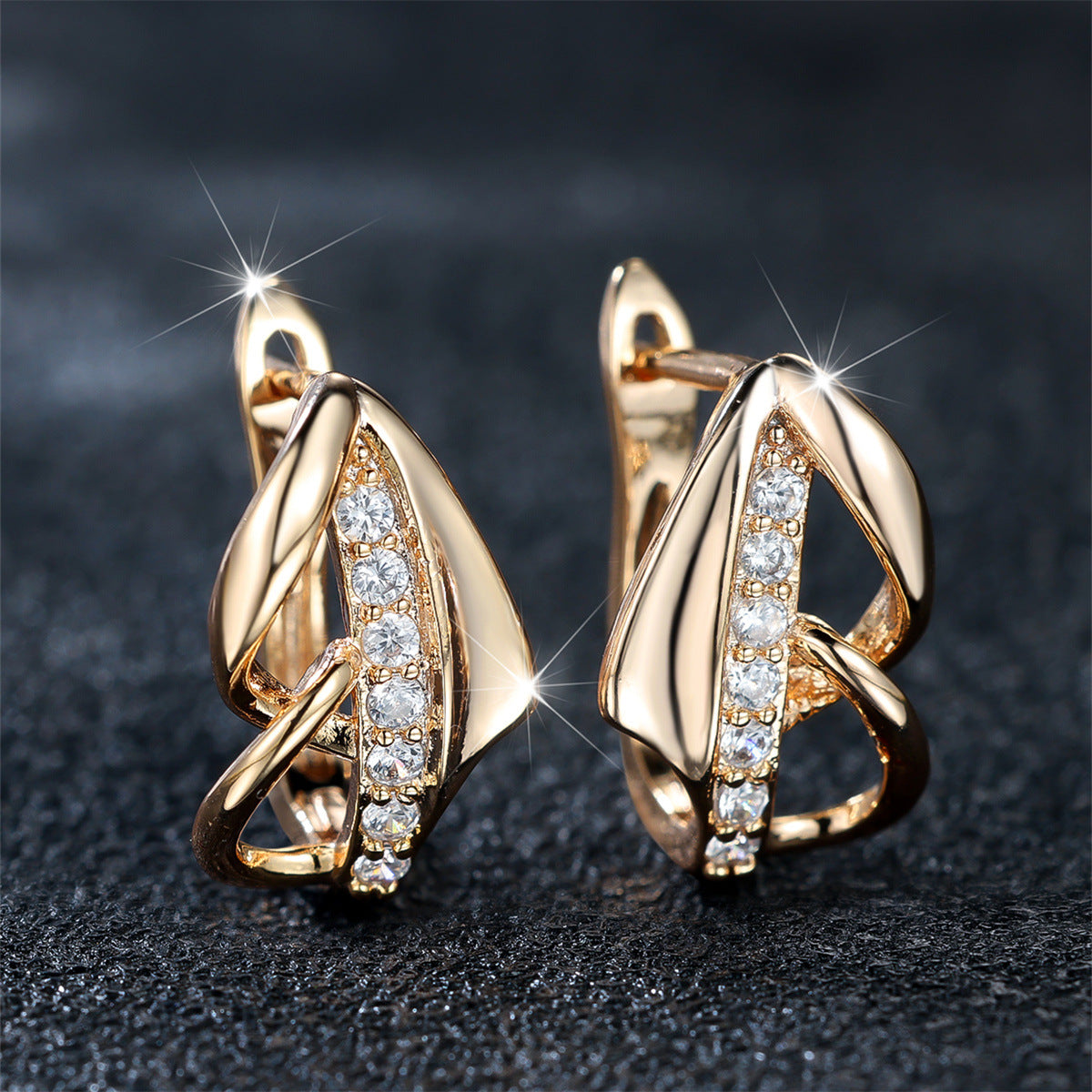 Round White Diamond Ear Clip - Minimalist Light Luxury Arrow Design