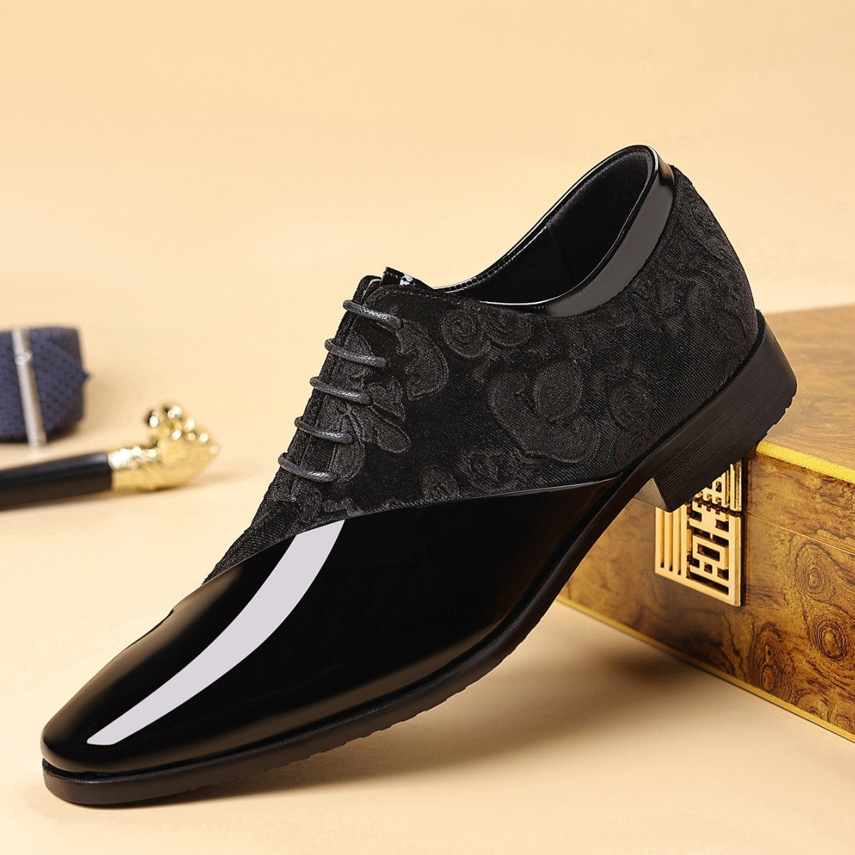 Shiny Pointed-Toe Leather Shoes for a Stylish Business Look