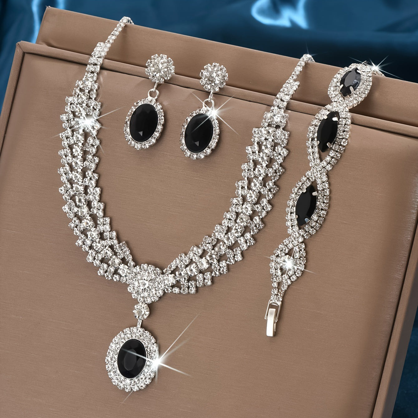 Élégant collier de saphir de luxe avec boucles d'oreilles et bracelet