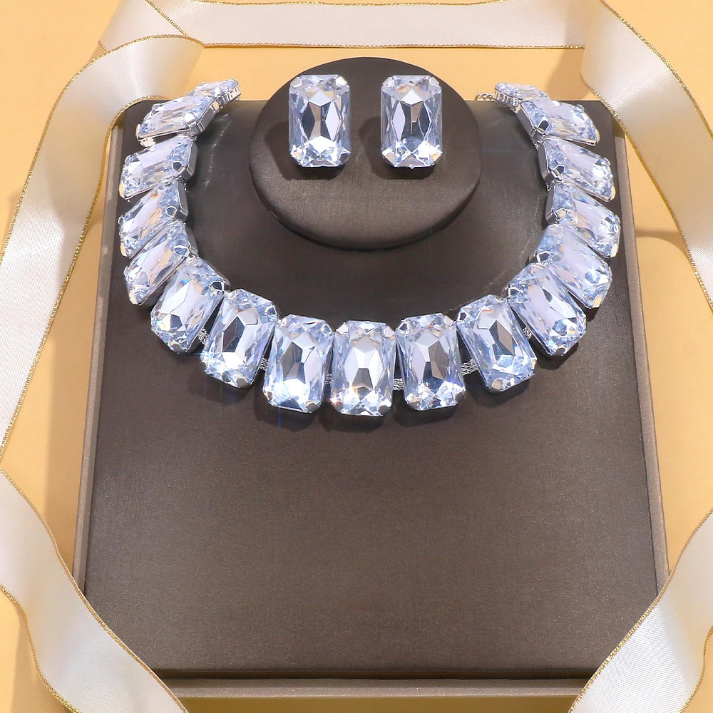 Conjunto de joyería de lujo ligero con collar y pendientes cuadrados de cristal geométrico.