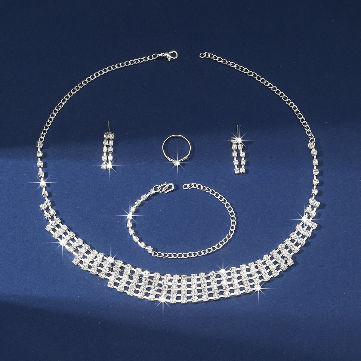 Conjunto de cuatro piezas de collar, pulsera, pendientes y anillos con cadena de garra