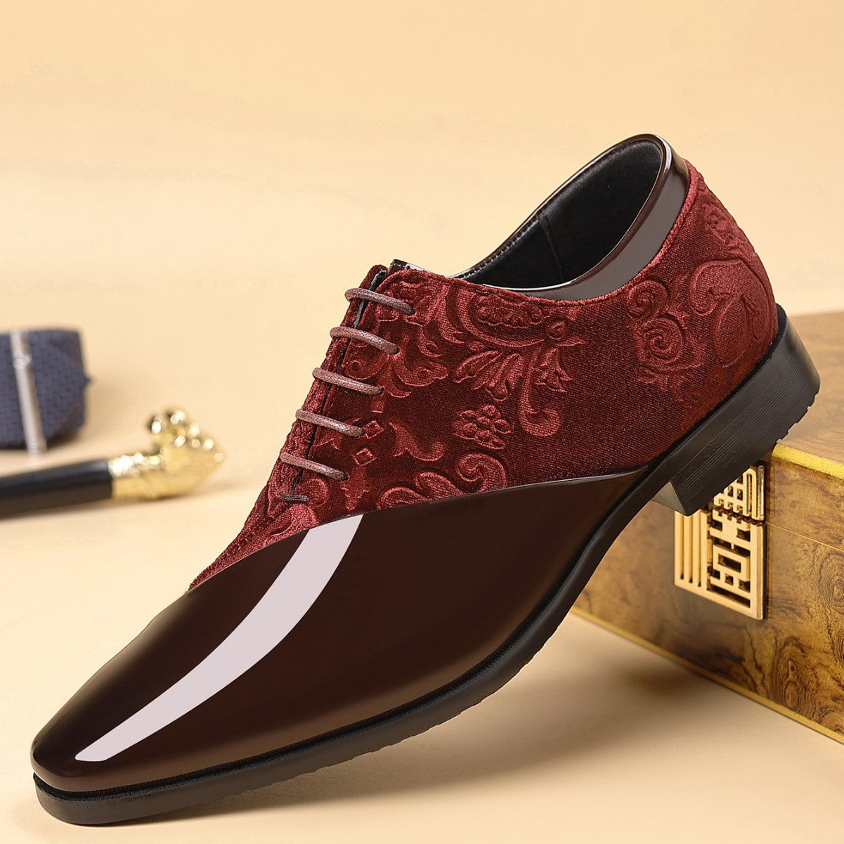Shiny Pointed-Toe Leather Shoes for a Stylish Business Look
