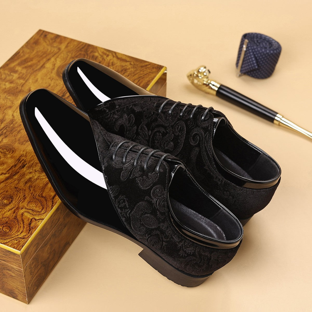 Shiny Pointed-Toe Leather Shoes for a Stylish Business Look