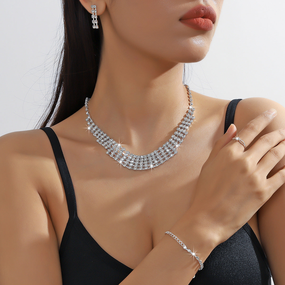 Conjunto de cuatro piezas de collar, pulsera, pendientes y anillos con cadena de garra