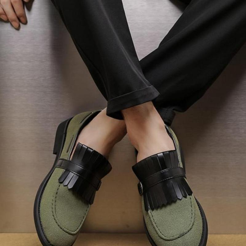 Mocassins pour hommes de couleur unie avec détails à pompons