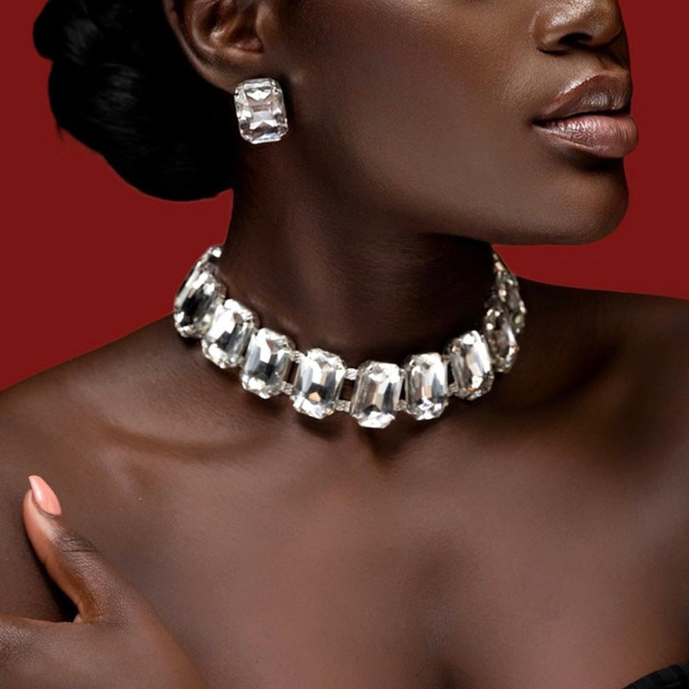 Conjunto de joyería de lujo ligero con collar y pendientes cuadrados de cristal geométrico.