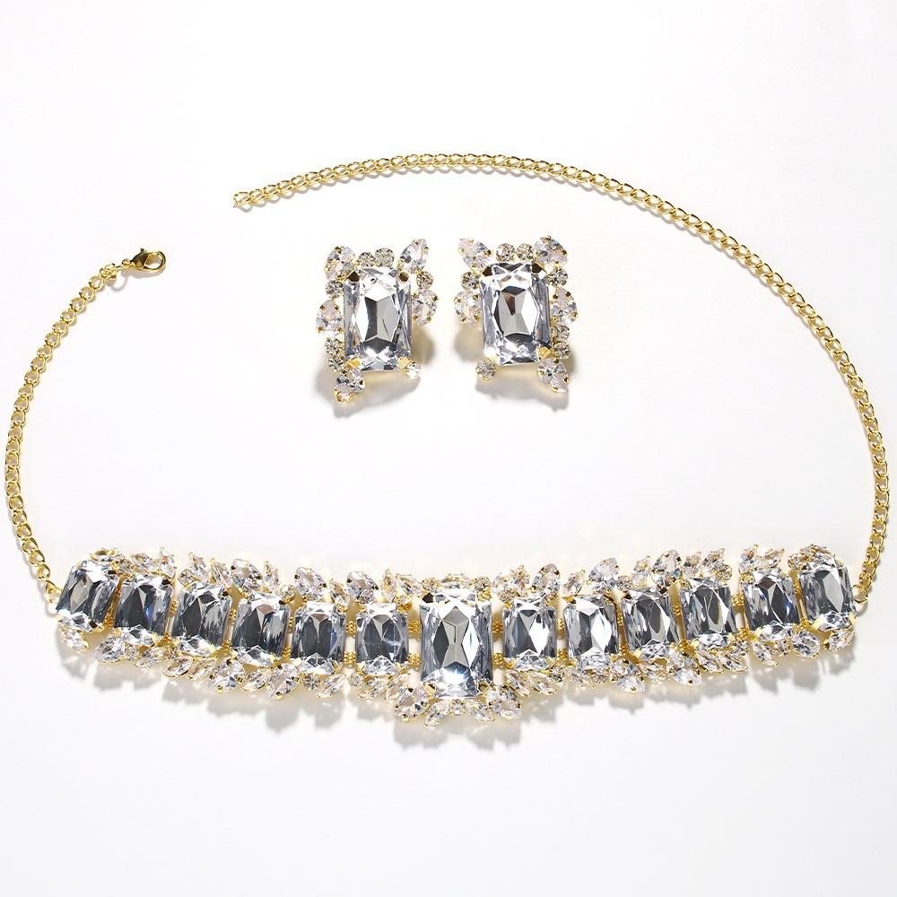 Conjunto de joyería de lujo ligero con collar y pendientes cuadrados de cristal geométrico.