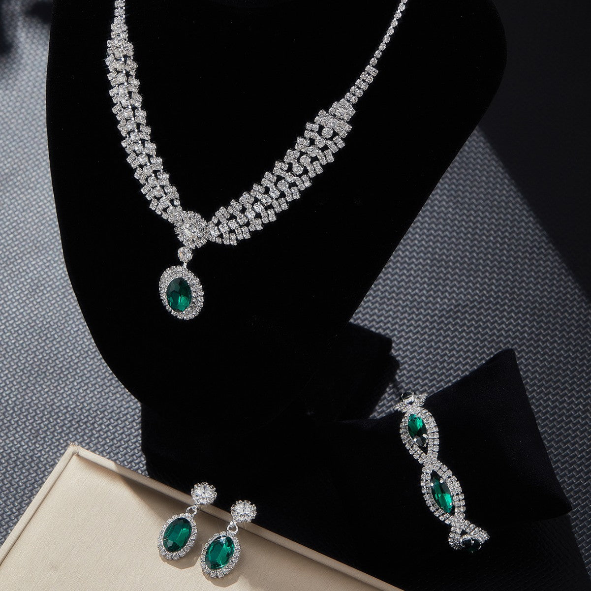 Élégant collier de saphir de luxe avec boucles d'oreilles et bracelet